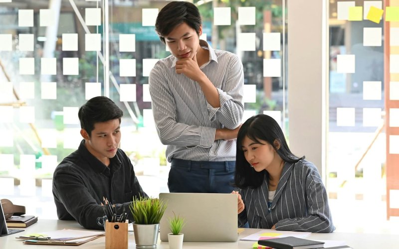 startup-concept-team-of-young-business-analysis-data-in-laptop-computer-